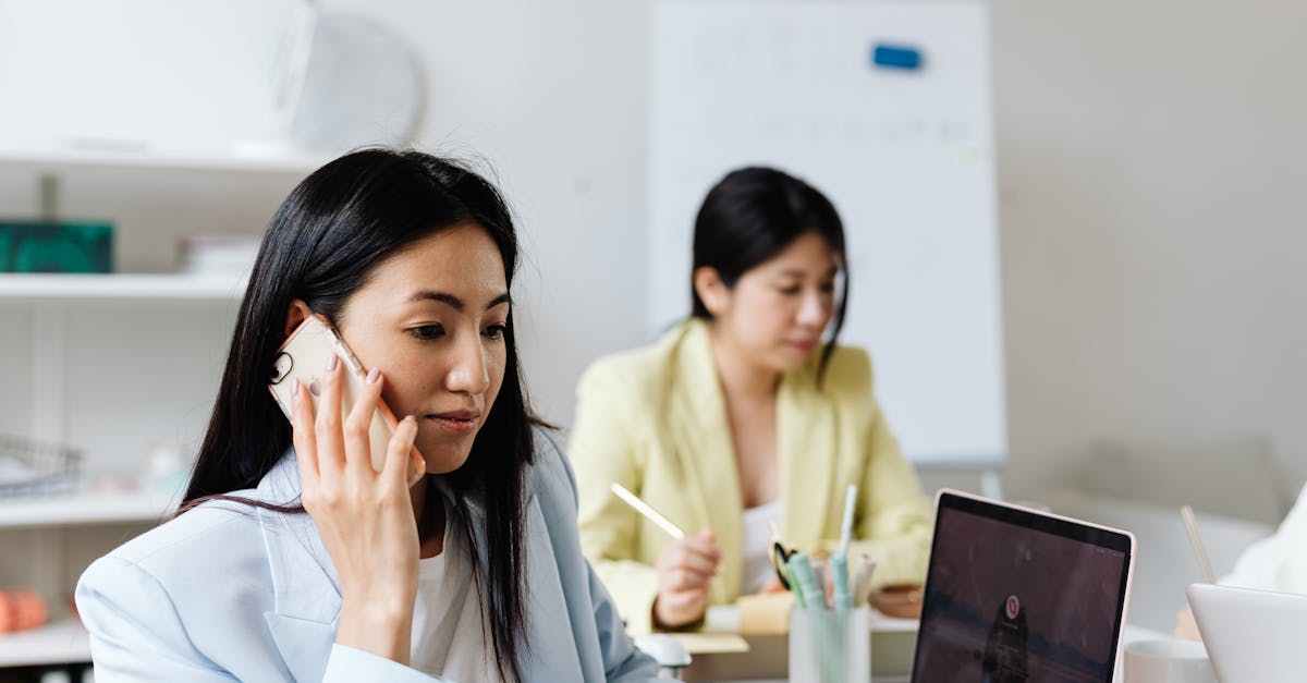 découvrez les principales responsabilités d'un entrepreneur, allant de la gestion des finances à la direction d'équipe, en passant par la création de stratégies et le développement de nouvelles opportunités d'affaires.