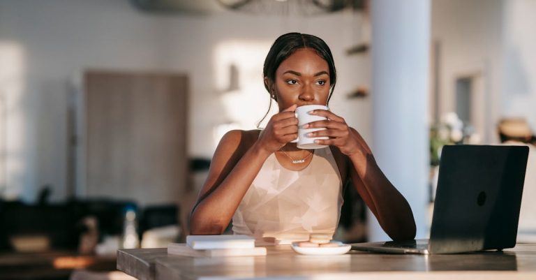 découvrez l'entrepreneuriat responsable, une approche qui allie succès économique et impact positif sur la société et l'environnement. inspirez-vous des pratiques durables et éthiques pour bâtir une entreprise innovante et engagée.