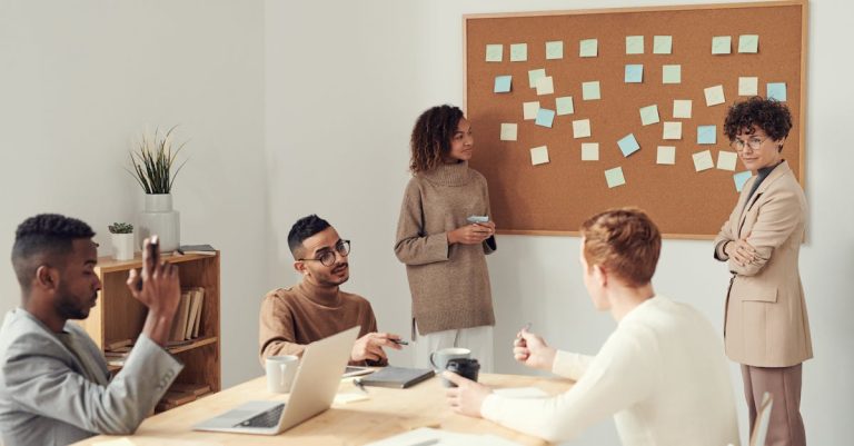 découvrez le monde dynamique de l'entrepreneuriat, explorer les clés du succès pour lancer et gérer votre propre entreprise, et inspirez-vous des témoignages d'entrepreneurs audacieux qui transforment leurs idées en réalité.